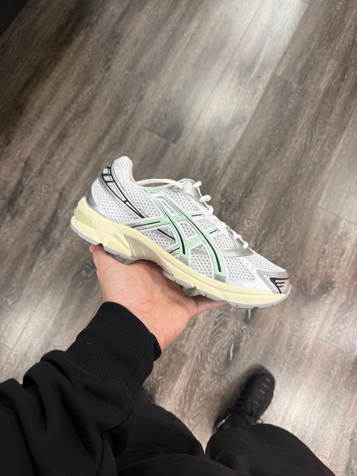 White/Mint Tint 1130