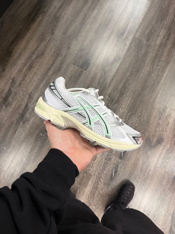 White/Mint Tint 1130