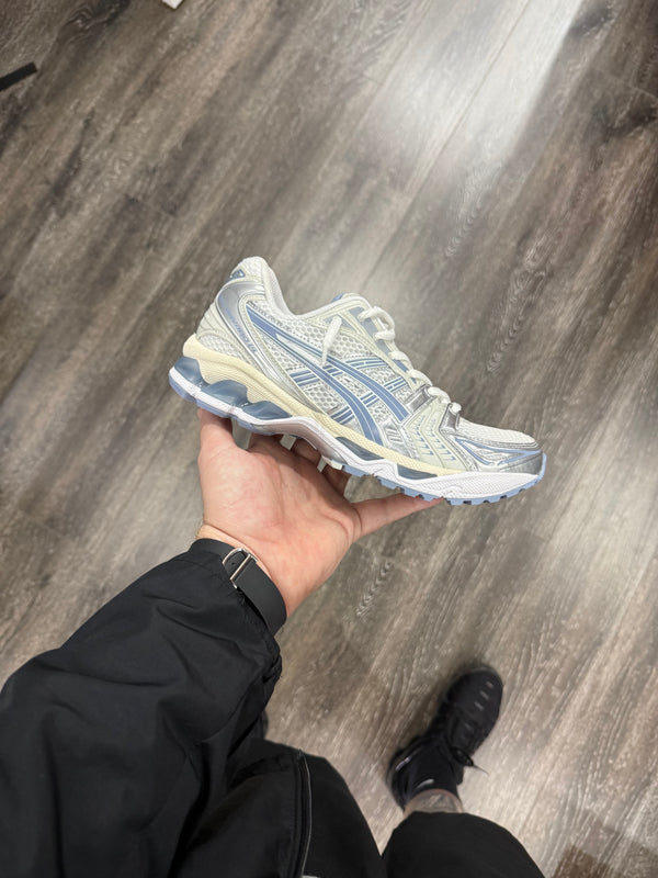 White/Light Navy Kayano